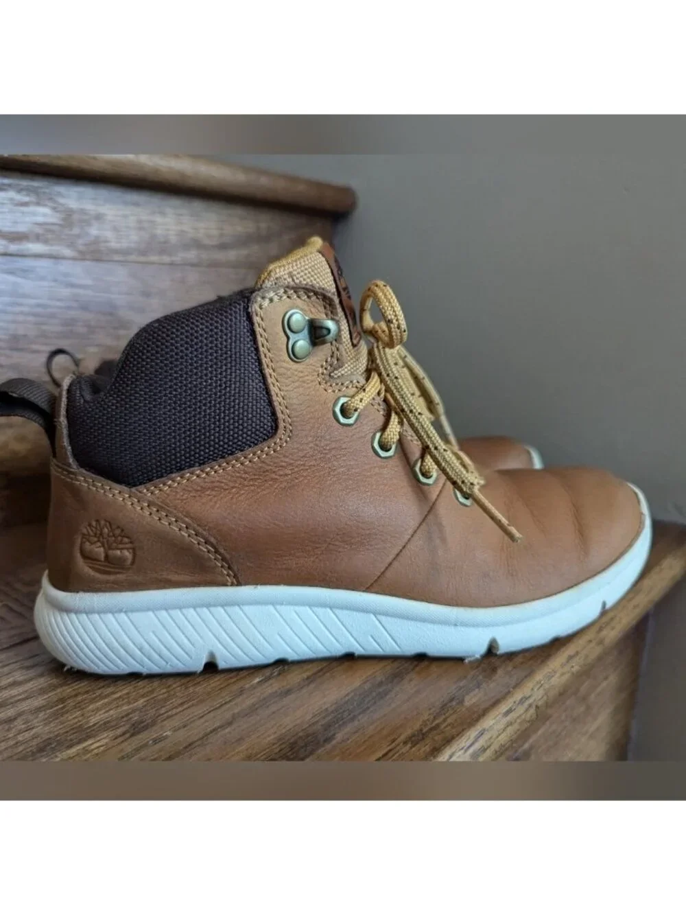 Timberland Boots Mid Hiker Kids size 2  leather Boots
